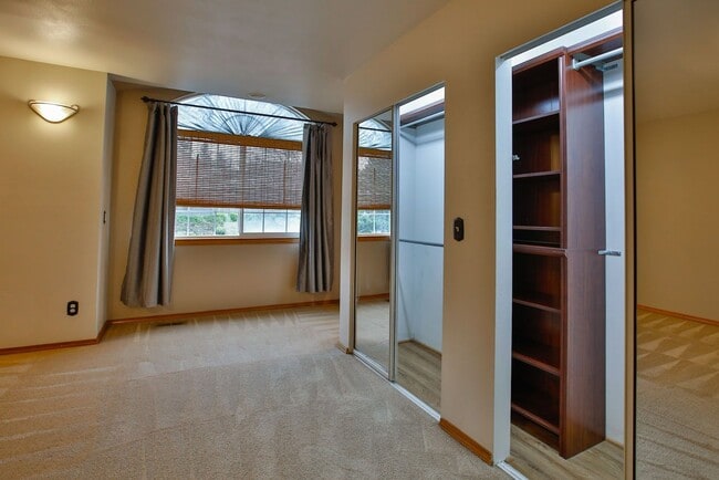 Building Photo - Lovley Home in Oak Harbor and Pet Friendly!