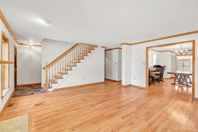 Building Photo - 142 Meadow St