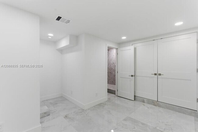 Building Photo - 291 Shore Dr E