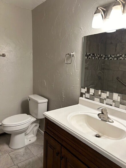 Building Photo - 5770 E Warren Ave