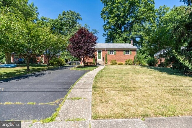 Building Photo - 3252 Holly Hill Dr