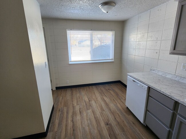 Building Photo - Remodeled 2 bedroom apartment