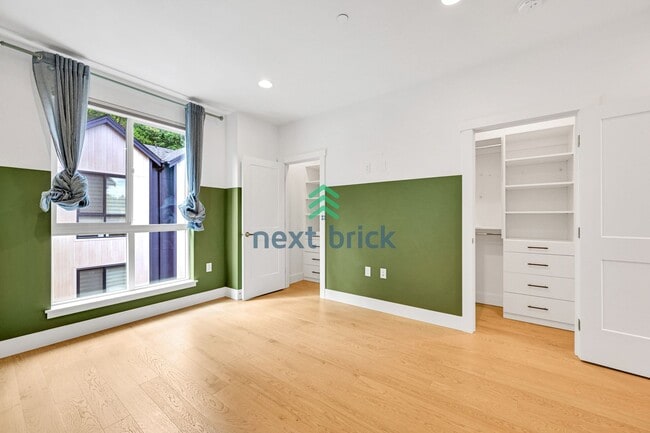 Building Photo - 2 bed and 2.5 bath Modern Townhome Downtow...