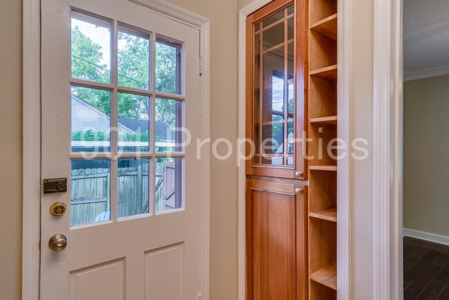 Building Photo - 81 S Larchmont Dr