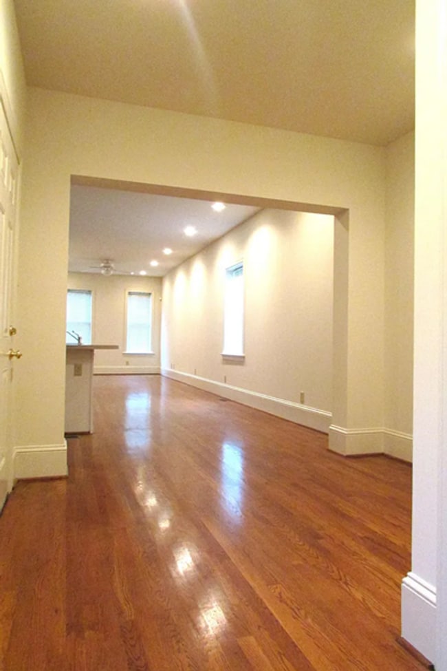 Building Photo - Beautiful 2bd 2.5 bath home!