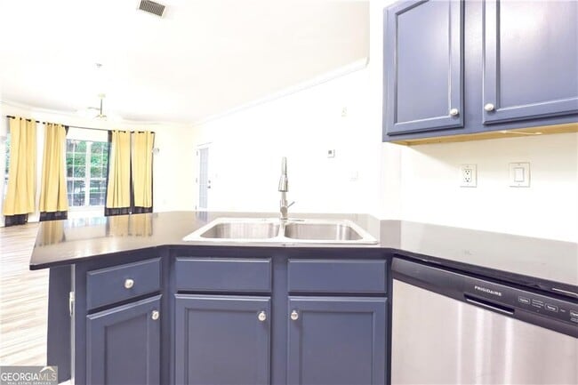 Building Photo - 5641 Roswell Rd