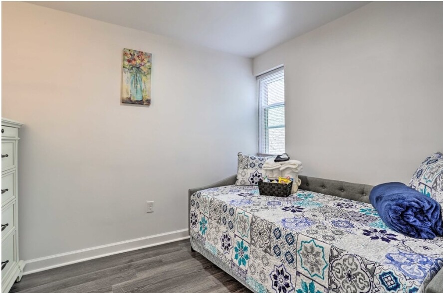 Middle Bedroom (Twin Size Daybed) - 821 S Vogdes St