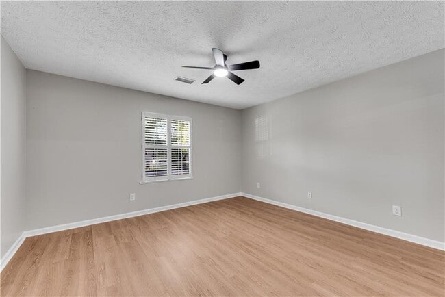 Building Photo - 5097 Village Green Way