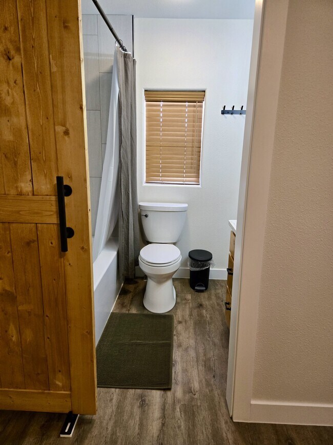 Building Photo - 43143 Riverview Dr