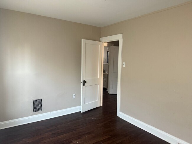 Building Photo - 823 Pine St