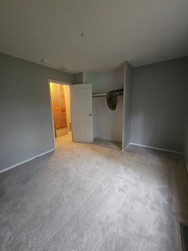 Building Photo - 3 Bedroom House Available July 15, 2026