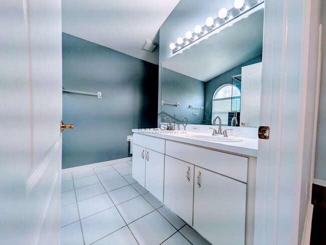 Building Photo - 30549 Tremont Dr