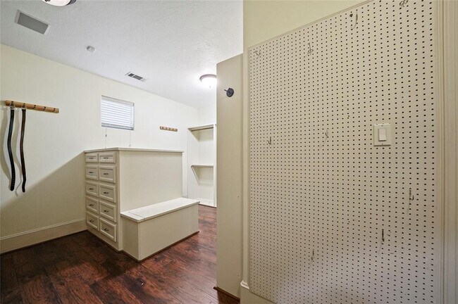 Building Photo - 25207 Hideaway Run Dr