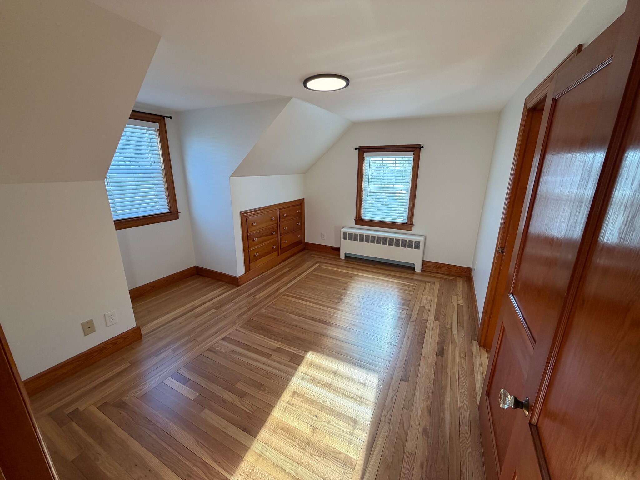 Building Photo - 964 Wellington Rd