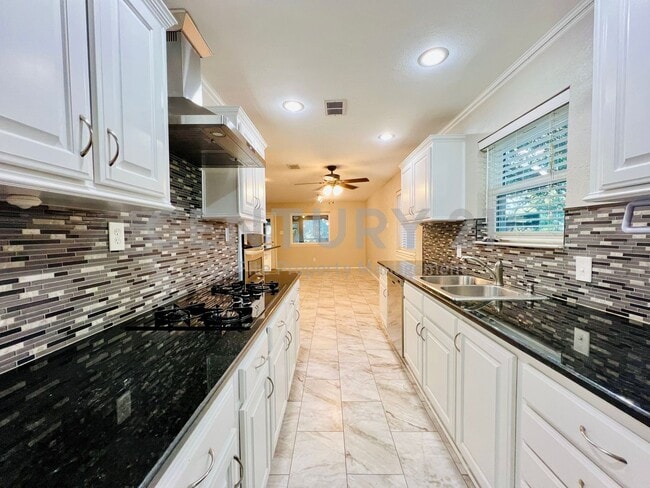 Building Photo - Mid-Century, Modern 3/2/2 with Designer Updates in Fort Worth For Rent!