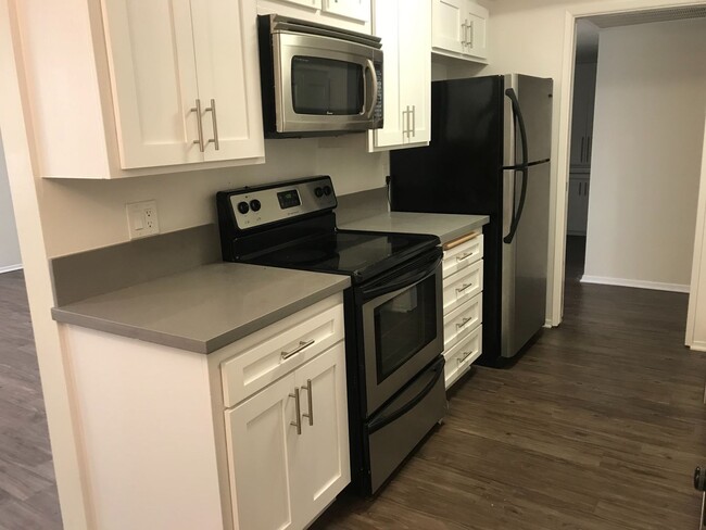 Interior Photo - 816 S. Bundy Dr