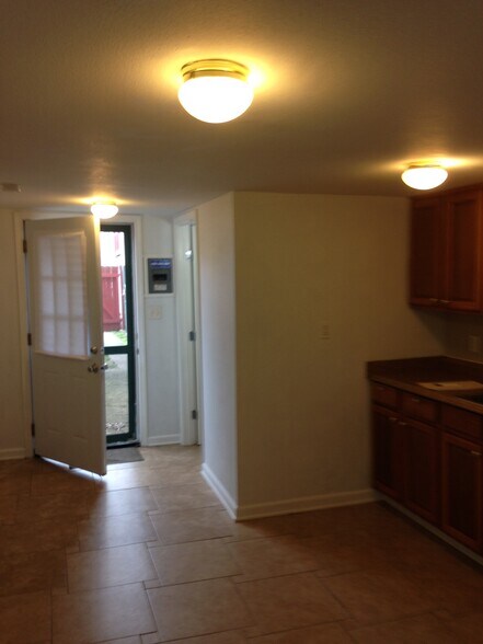 Building Photo - 1942 Moss St