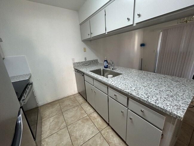 Building Photo - Great 3 bedroom 2 bath in Visalia ready fo...