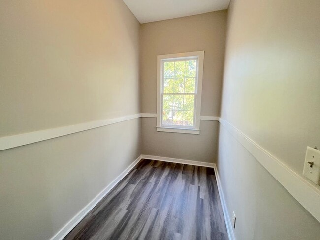 Building Photo - 3 BED | 2 BATH | VICTORIAN DISTRICT | PRIVATE BACK PATIO