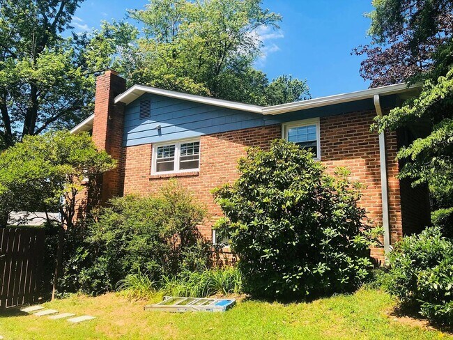 Building Photo - Regency Estates 5 BR 3 BA