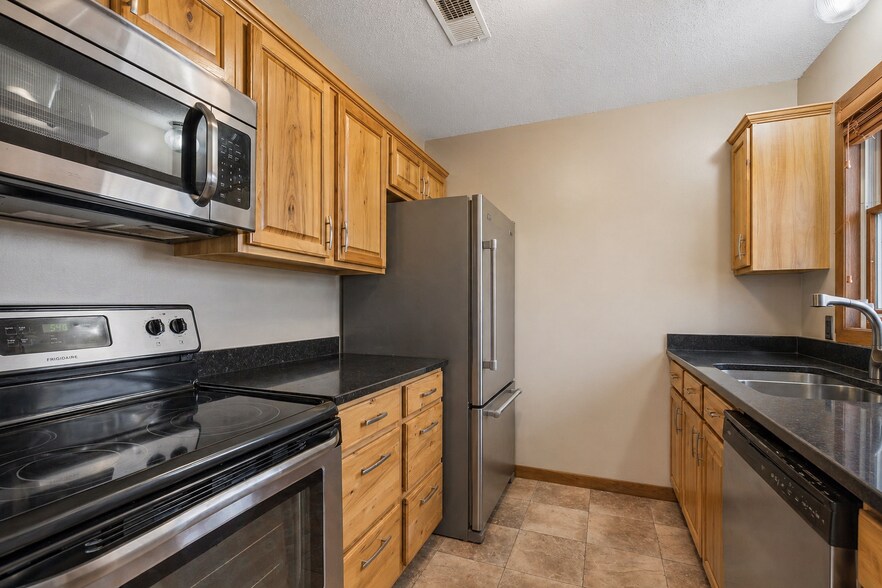 Building Photo - 3321 Berwood Ct W