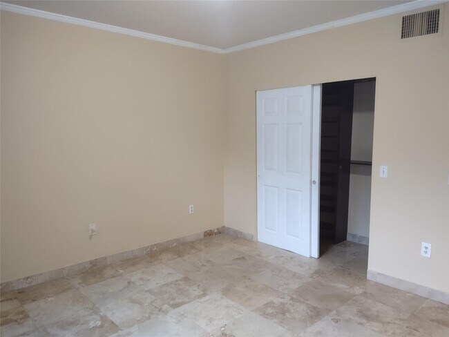 Building Photo - 2404 Belmont Ln