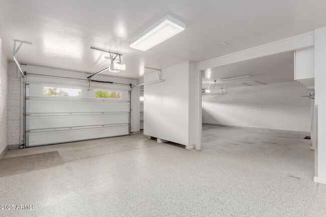 Building Photo - 5001 E Mitchell Dr