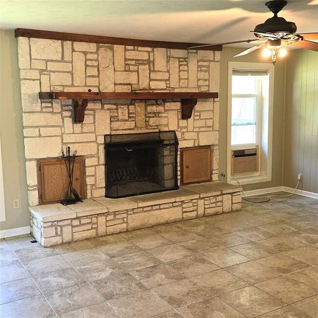 Building Photo - 135 Redbud St