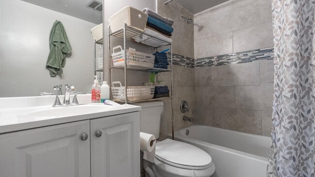 Building Photo - 4156 Inverrary Dr