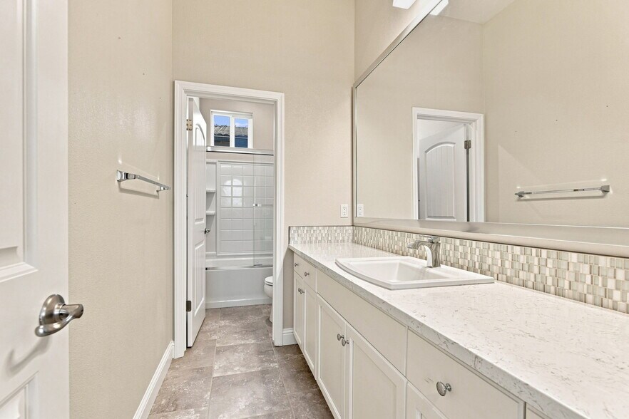 Building Photo - 2964 Bluffs Dr