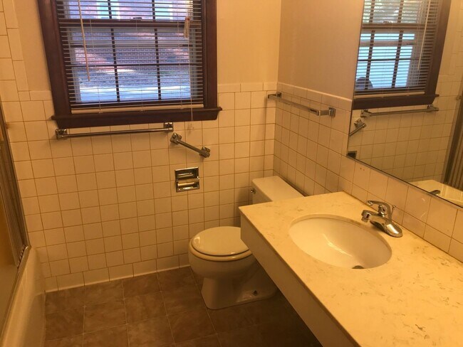 Building Photo - 1725 Douglas Ave