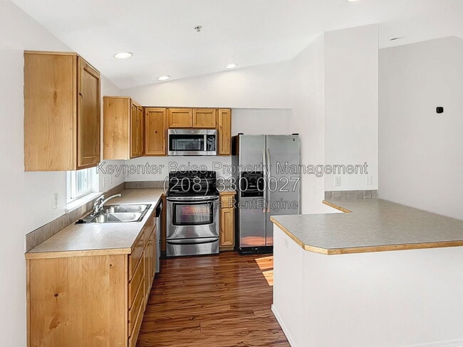 Building Photo - 2111 E White Oak Ct