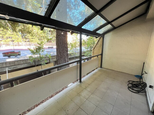 Building Photo - Remodeled 2 Bed, 2 Bath Unit in Downtown S...