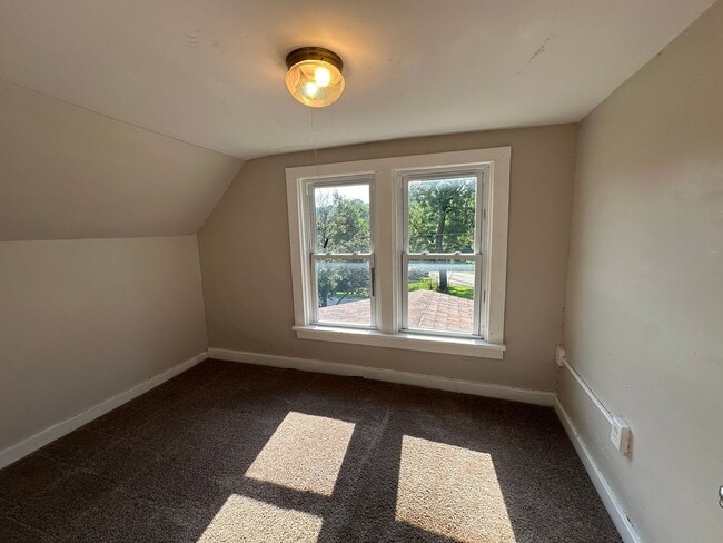 Building Photo - NW Fort Dodge 3 Bedroom $895