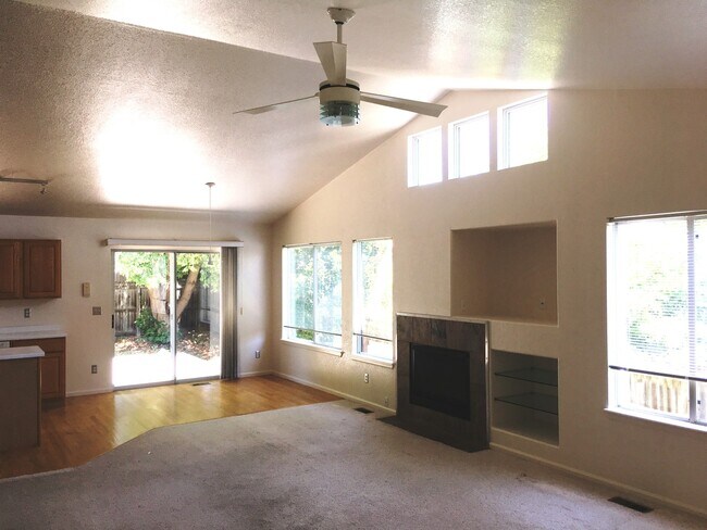 Building Photo - Modern Waneka Lake 4 Bedroom, 3 Bath Prett...