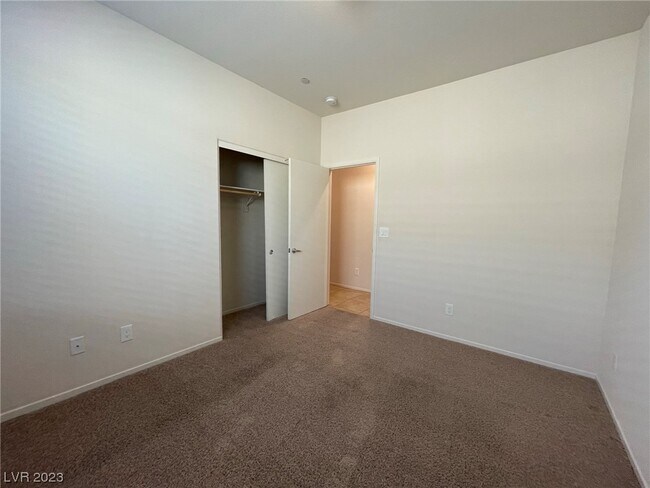 Building Photo - 2124 Del Aqua Ave