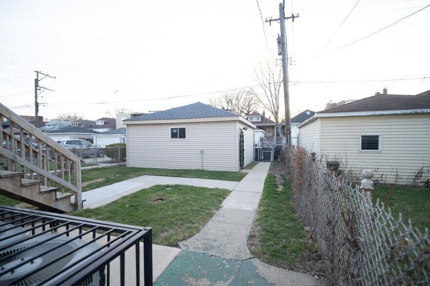 Building Photo - 7522 S Langley Ave