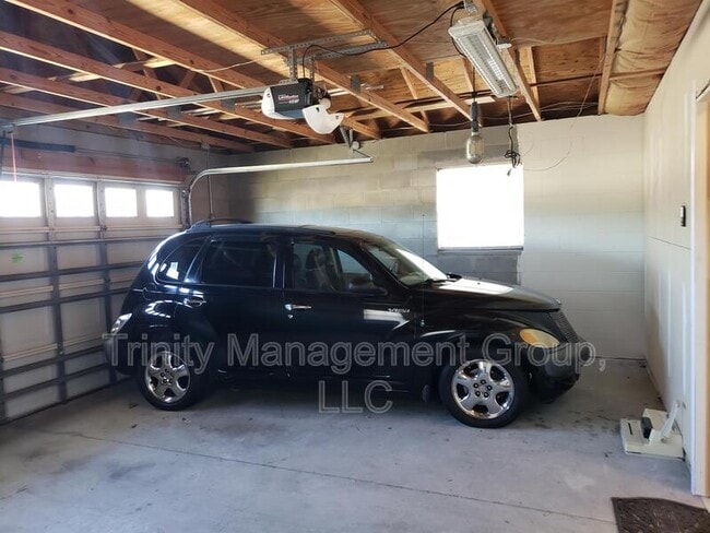 Building Photo - 10264 Spring Hill Dr