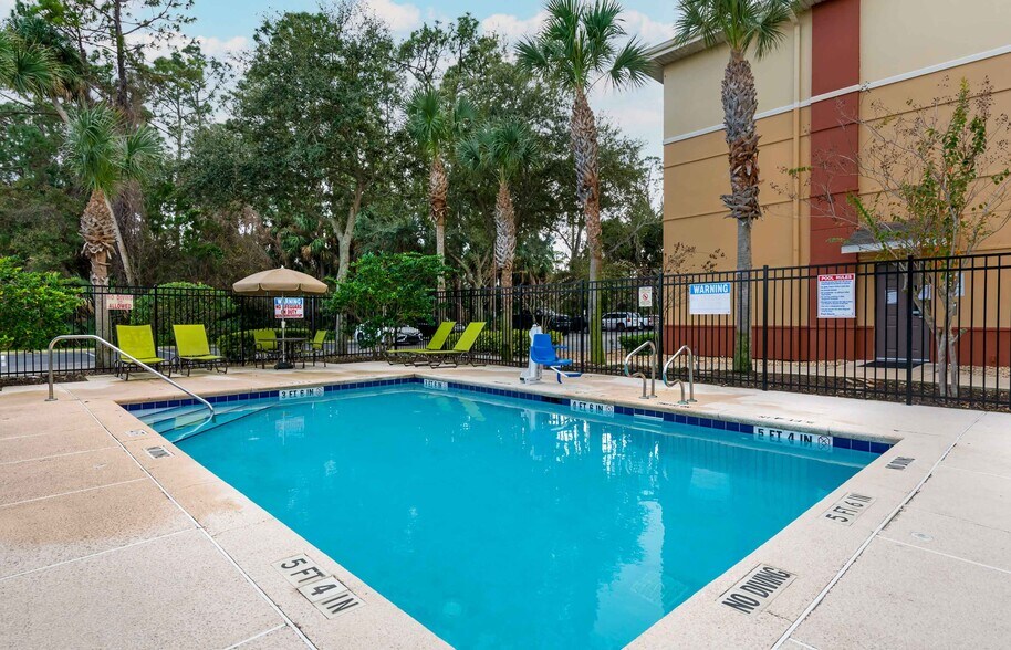 Building Photo - Furnished Studio-Daytona Beach - Internati...