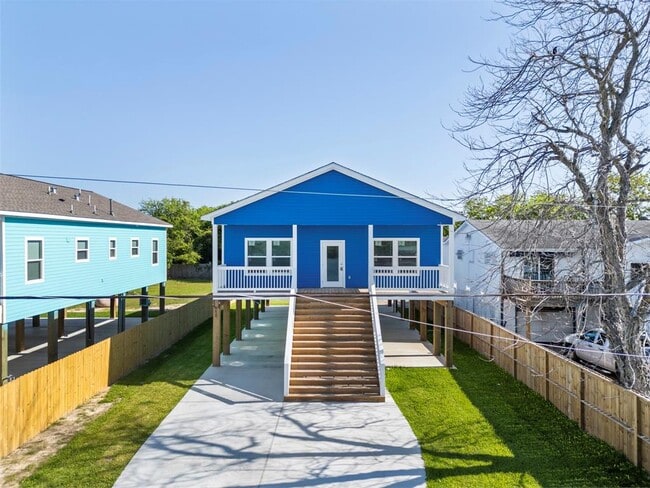 Building Photo - 4620 N Railroad Ave