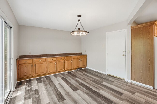 Building Photo - Three Bedroom Home with Great Outdoor Entertainment Space!