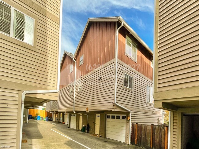 Building Photo - 3 br, 2.5 bath Townhome - 9209 Interlake A...