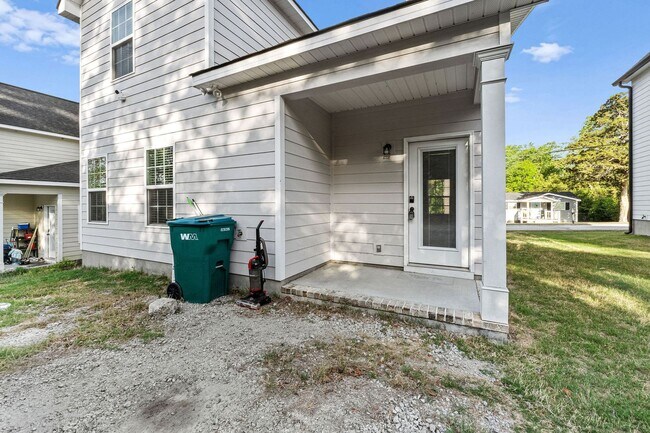 Building Photo - 302 Dorn St