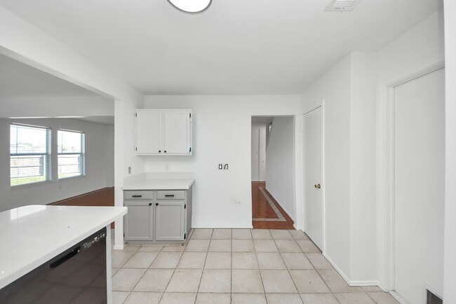 Building Photo - 403 Willow W Dr