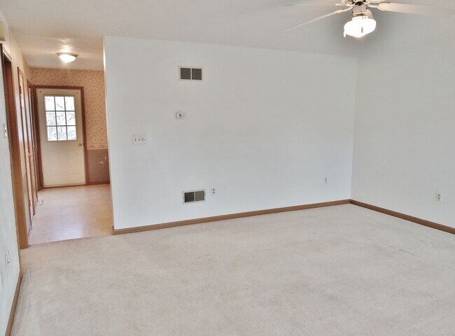 Building Photo - 2 Bed / 1-1/2 Bath Single Family Home Townhome