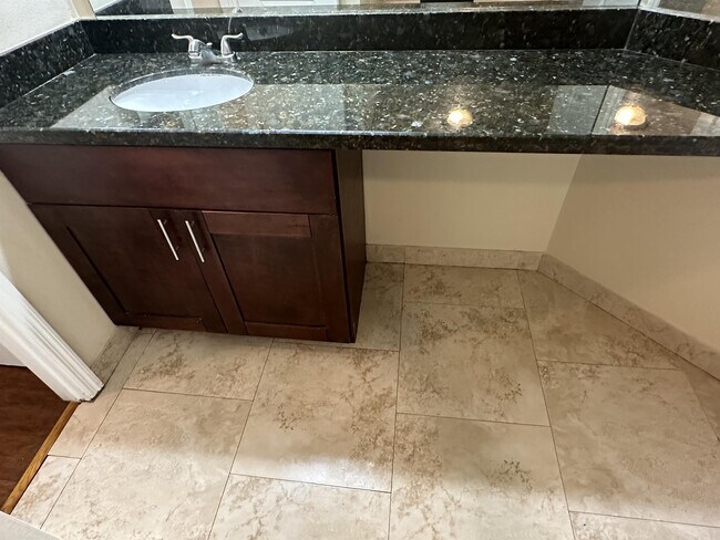 Building Photo - 2831 N Oakland Forest Dr