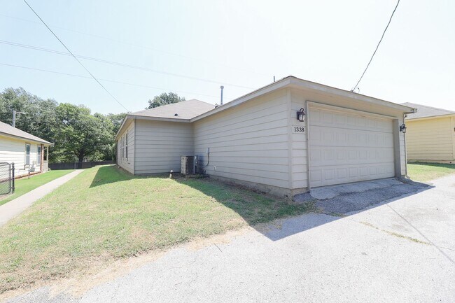 Building Photo - Emerson Elementary Zoned - 3 bedroom / 2 b...