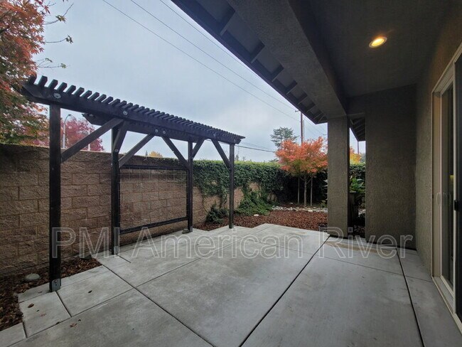 Building Photo - 8099 Traditions Ct