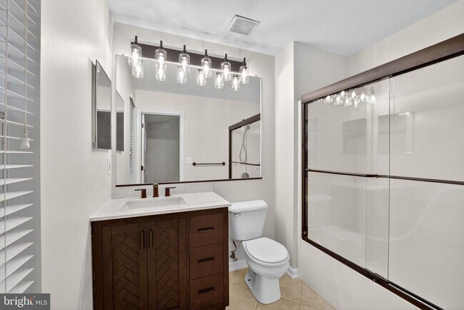 Building Photo - 107 Quiet Waters Pl