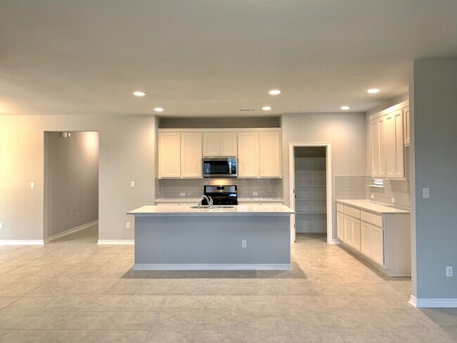 Building Photo - Single Level 4/2 Home in Highly Sought Aft...